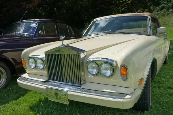 1987 'deki Rolls-Royce Corniche Üstü açılabilen araba 47' li yıllarda açıldı. 2024 'te Baden-Baden, Almanya' da. Açık hava, güneş ışığı.