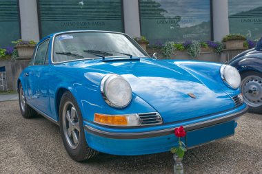 1970 'ten itibaren Porsche 911 47' de, Baden-Baden 'de Uluslararası Oldtimer Toplantısı 2024' te ortaya çıktı. Almanya, Kurhaus Kumarhanesinin önünde.