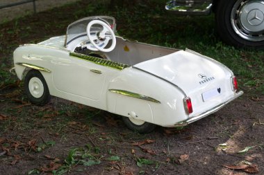 1950 'lerden kalma Ferbedo Mercedes oyuncak arabası 47' li yıllarda ortaya çıktı. 2024 'te Baden-Baden, Almanya' da Uluslararası Oldtimer Toplantısı.