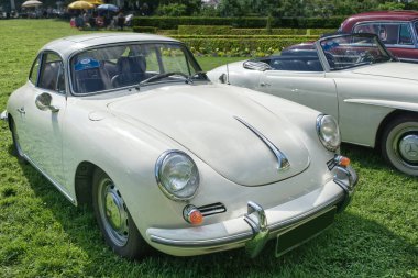 Beyaz Porsche 356 C hardtop coupe, 1963 'te 47' de ortaya çıktı. 2024 'te Baden-Baden, Almanya' da Uluslararası Oldtimer-Meeting.