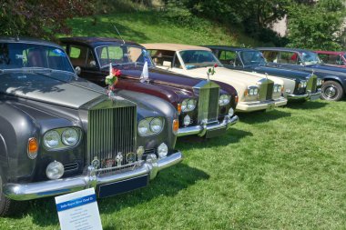 Almanya 'nın Baden-Baden kentinde yapılan 2024 Eski Zaman Toplantısı sırasında Rolls-Royce otomobilleri ortaya çıktı. 1962 'den bir Gümüş Bulut III. Açık gümüş ve silah metali grisi. 1964 'ten bir bordo-kestane rengi Gümüş Bulut III. 1987 yılından beyaz bir Rolls-Royce Corniche II..