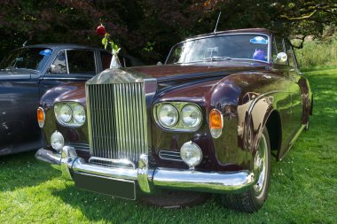 Rolls-Royce Silver Cloud III lüks otomobili 1964 'te Almanya' nın Baden-Baden şehrinde 2024 yılındaki Eski Toplantılar sırasında ortaya çıktı..