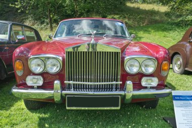 Rolls-Royce Corniche 1 FHC 1975 'ten itibaren 47' de ortaya çıktı. 2024 'te Baden-Baden, Almanya' da Uluslararası Oldtimer Toplantısı.