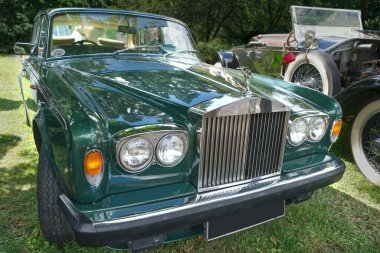 1978 'den kalma Rolls Royce Silver Shadow II lüks arabası 47' de ortaya çıktı. 2024 'te Baden-Baden, Almanya' da Uluslararası Oldtimer-Meeting. 