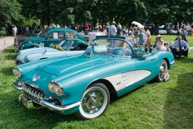 1960 model Tasco turkuaz renkli bir Chevrolet Corvette C1 spor otomobili 47 'li yıllarda açıldı. 2024' te Baden-Baden, Almanya 'da Uluslararası Oldtimer-Meeting. 