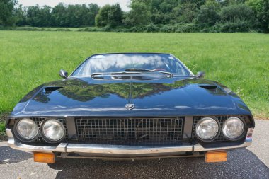Lamborghini Espada Serisi 3, 1973 'te 1947' de ortaya çıktı. 2024 'te Baden-Baden, Almanya' da Uluslararası Oldtimer-Toplantısı. Ön görünüm.