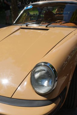 1979 yılından kalma bir kaşmir bej Porsche 911 SC spor arabası Almanya 'nın Baden-Baden kentinde düzenlenen 2023 Uluslararası Oldtimer-Meeting sırasında ortaya çıkarıldı..