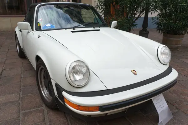1978 'den kalma beyaz bir Porsche 911 Targa Baden-Baden Klasikleri 2024' te Almanya 'nın Baden-Baden kentinde yayınlandı..
