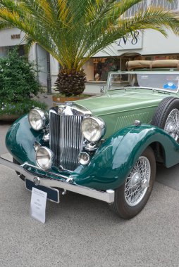 MG WA Drophead Coupe, 1939 'dan kalma üstü açık yeşil bir araba ile Almanya' da 2024 Baden-Baden Klasikleri araba fuarı sırasında ortaya çıktı..