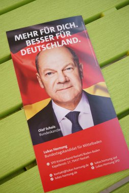 SPD 'nin siyasi kampanya broşürü, yeşil masada Şansölye Olaf Scholz' u temsil ediyor. Almanya Federal Seçimi 2025.