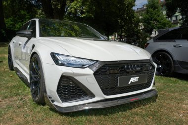 ABT Spor Hattı 'ndan açık gri bir Audi RS 6-LE 48' de ortaya çıktı. 2025 Uluslararası Oldtimer-Meeting Almanya 'nın Baden kentinde.