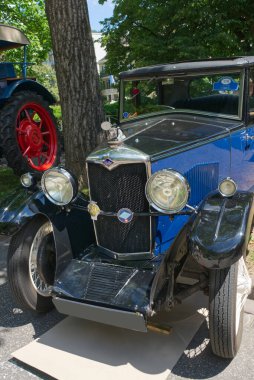 1932 'den kalma mavi bir Riley Nine Monaco Plus Ultra, Almanya' nın Baden-Baden kentinde düzenlenen 2025 Uluslararası Eski Zaman Toplantısı sırasında ortaya çıktı..