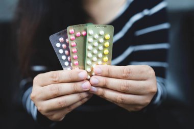 Kadın doğum kontrol hapı tutuyor. Jinekoloji konsepti..