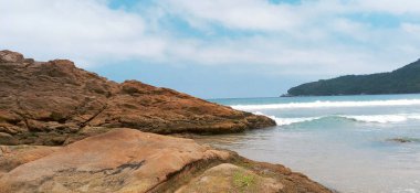 Paraty Rio de Janeiro, Brezilya 'daki plaj. Fotoğraf Brezilya 'nın Rio de Janeiro eyaletindeki Paraty' deki Cachadao plajından çekildi. Eyaletin Costa Verde 'sinde yer alan yer, dağlarla denizin buluştuğu yer olarak bilinir..