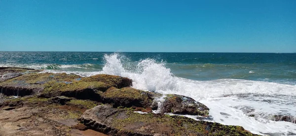 Fale Rozbijają Się Skałach Plaży Rio Das Ostras Costa Azul — Zdjęcie stockowe
