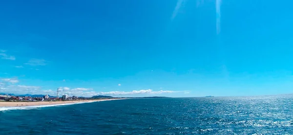 ジャネイロ州 ブラジル南東部のバイシャダス リトルネアス州のリオ オストラスビーチ コスタ アズールの海と青い空 — ストック写真