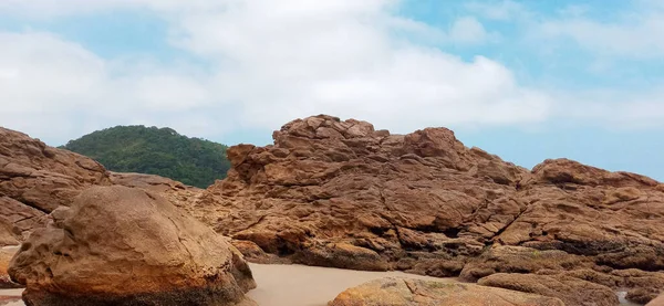 Trindade リオデジャネイロ ブラジルの背景にあるCaxadaoビーチと島の岩 この地域は州のコスタ ヴェルデとして知られており 海が山と出会う美しい風景で有名です — ストック写真