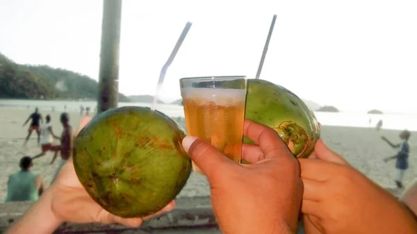 Trzy Ręce Trzymające Kokosy Szklankę Piwa Plaży Letnie Popołudnie Rio — Zdjęcie stockowe
