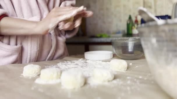 Manos Femeninas Esculpiendo Panqueques Requesón Mesa Cocina Brazos Mujer Joven — Vídeo de stock