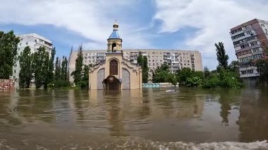 Novaya Kakhovka kentindeki Dnipro nehrindeki barajın patlaması sonucu Kherson 'daki kiliseyi sel bastı. Kakhovka Hidroelektrik Santrali 'nin patlamasının sonuçları. Ukrayna 'da Savaş