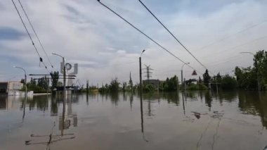 Novaya Kakhovka kentindeki Dnipro nehrindeki barajın patlaması sonucu Kherson kasabasında sel baskını meydana geldi. Kakhovka Hidroelektrik Santrali 'nin patlamasının sonuçları. Ukrayna 'da Savaş