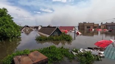 Novaya Kakhovka kentindeki Dnipro nehrindeki barajın patlaması sonucu Kherson kasabasında sel baskını meydana geldi. Kakhovka Hidroelektrik Santrali 'nin patlamasının sonuçları. Ukrayna 'da Savaş