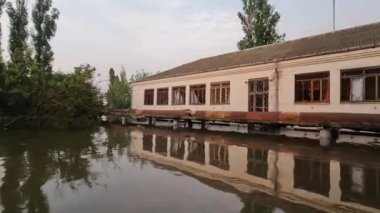 Novaya Kakhovka kentindeki Dnipro nehrindeki barajın patlaması sonucu Kherson kasabasında sel baskını meydana geldi. Kakhovka Hidroelektrik Santrali 'nin patlamasının sonuçları. Ukrayna 'da Savaş