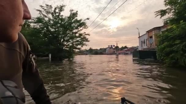 Översvämmade Gator Kherson Stad Med Vacker Solnedgång Bakgrunden Explosion Dammen — Stockvideo