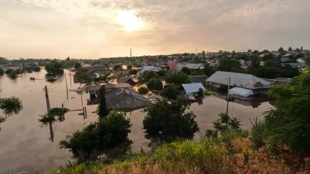 カーソンの町の洪水の通りは 背景に美しい夕日があります ノヴァヤ カフカフカの町のダムの爆発 カフカ水力発電所の爆発の結果 — ストック動画