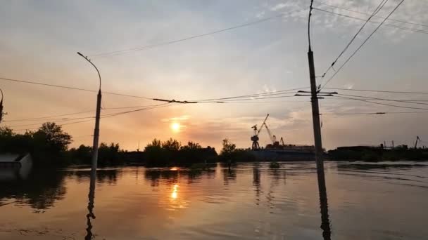 Elárasztott Utcák Kherson Városban Gyönyörű Naplementével Háttérben Gátrobbanás Dnipro Folyón — Stock videók
