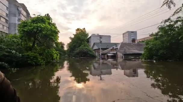 Rues Inondées Dans Ville Kherson Avec Beau Coucher Soleil Arrière — Video