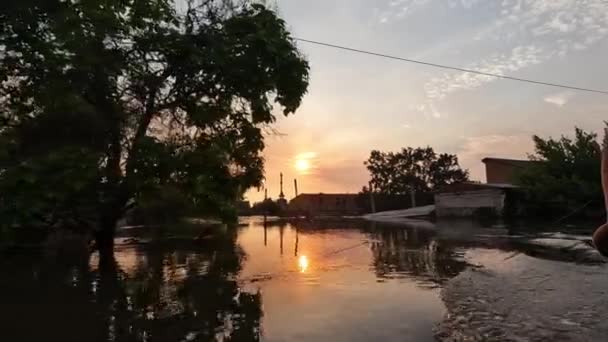 Rues Inondées Dans Ville Kherson Avec Beau Coucher Soleil Arrière — Video