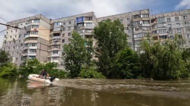 Novaya Kakhovka kentindeki Dnipro nehrindeki barajın patlaması sonucu Kherson kasabasında sel baskını meydana geldi. Kakhovka Hidroelektrik Santrali 'nin patlamasının sonuçları. Ukrayna 'da Savaş