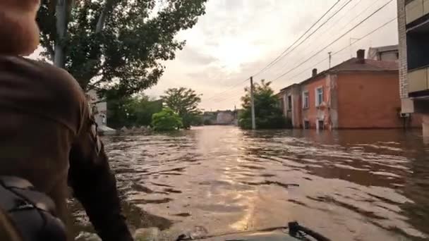 Πλημμυρισμένοι Δρόμοι Στην Πόλη Kherson Όμορφο Ηλιοβασίλεμα Στο Παρασκήνιο Έκρηξη — Αρχείο Βίντεο