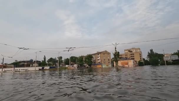 Banjir Kota Kherson Sebagai Akibat Dari Ledakan Bendungan Sungai Dnipro — Stok Video