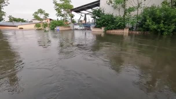 Πλημμύρες Στην Πόλη Kherson Αποτέλεσμα Της Έκρηξης Φράγματος Στον Ποταμό — Αρχείο Βίντεο