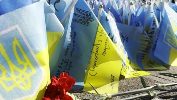 러시아에 전쟁의 이름과 우크라이나의 키예프의 중심에 떨어진 어린이 여성의 기념물 — 비디오