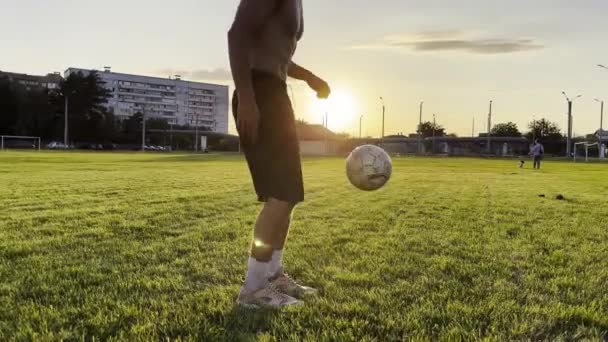 Ung Man Jonglerar Fotboll Stadion Vid Solnedgången Professionell Fotbollsspelare Sparkar — Stockvideo