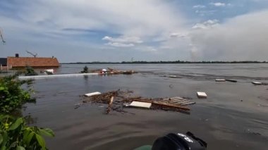 Novaya Kakhovka kentindeki Dnipro nehrindeki barajın patlaması sonucu Kherson kasabasında sel baskını meydana geldi. Kakhovka Hidroelektrik Santrali 'nin patlamasının sonuçları. Ukrayna 'da Savaş