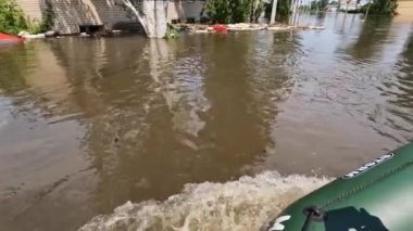 Novaya Kakhovka kentindeki Dnipro nehrindeki barajın patlaması sonucu Kherson kasabasında sel baskını meydana geldi. Kakhovka Hidroelektrik Santrali 'nin patlamasının sonuçları. Ukrayna 'da Savaş