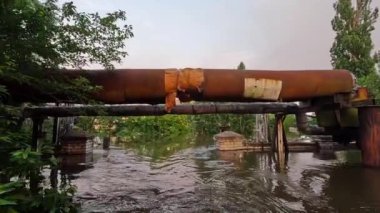 Novaya Kakhovka kentindeki Dnipro nehrindeki barajın patlaması sonucu Kherson kasabasında sel baskını meydana geldi. Kakhovka Hidroelektrik Santrali 'nin patlamasının sonuçları. Ukrayna 'da Savaş