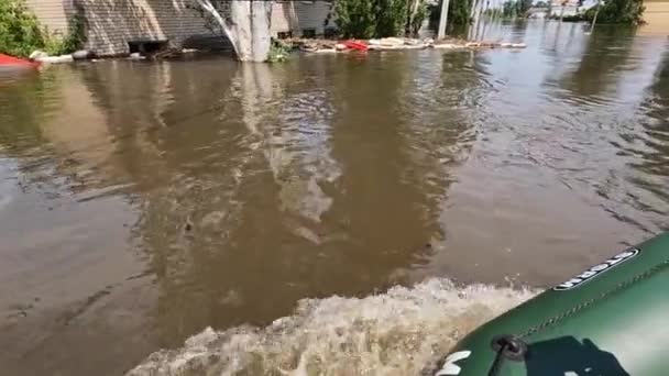 Πλημμύρες Στην Πόλη Kherson Αποτέλεσμα Της Έκρηξης Φράγματος Στον Ποταμό — Αρχείο Βίντεο