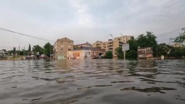 Novaya Kakhovka kentindeki Dnipro nehrindeki barajın patlaması sonucu Kherson kasabasında sel baskını meydana geldi. Kakhovka Hidroelektrik Santrali 'nin patlamasının sonuçları. Ukrayna 'da Savaş
