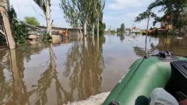 Novaya Kakhovka kentindeki Dnipro nehrindeki barajın patlaması sonucu Kherson kasabasında sel baskını meydana geldi. Kakhovka Hidroelektrik Santrali 'nin patlamasının sonuçları. Ukrayna 'da Savaş