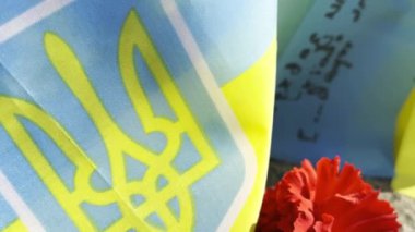 Ukrayna 'nın birçok küçük bayraklarında Rusya' ya karşı verilen ölü savaşın isimleri var. Kyiv 'in merkezindeki şehit askerlerin, çocukların ve kadınların anısına. Trajedi ve talihsizlik kavramı. Kapat.