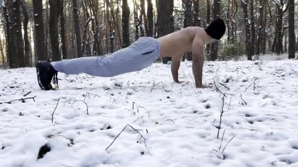 Δυνατός Άντρας Κάνει Πους Απς Στο Χιόνι Στο Χειμερινό Δάσος — Αρχείο Βίντεο