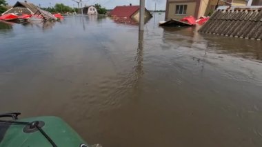 Novaya Kakhovka kentindeki Dnipro nehrindeki barajın patlaması sonucu Kherson kasabasında sel baskını meydana geldi. Kakhovka Hidroelektrik Santrali 'nin patlamasının sonuçları. Ukrayna 'da Savaş