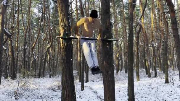 Kräftiger Und Muskulöser Mann Bei Übungen Reck Winterwald Junge Sportler — Stockvideo