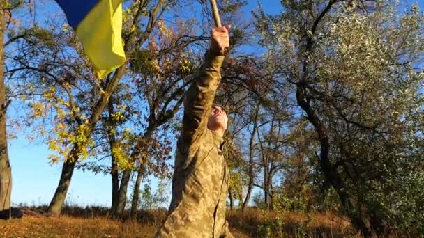 Hombre Del Ejército Ucraniano Está Colina Ondeando Bandera Nacional Campo — Vídeo de stock