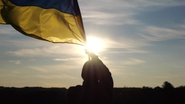 Ukraynalı Askerin Silueti Tepede Duruyor Gün Batımına Karşı Ulusal Bayrak — Stok video